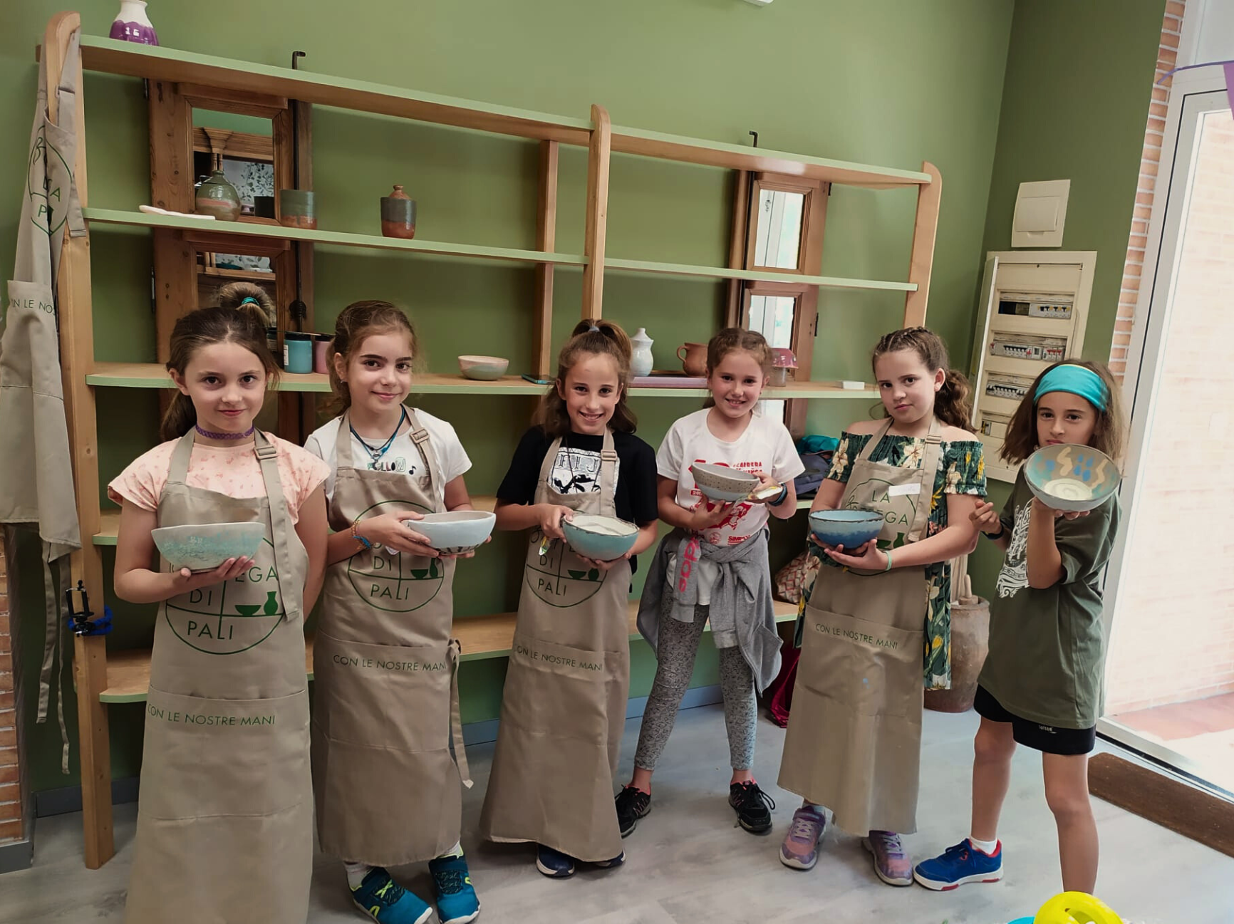 Emma y sus amigas con sus piezas terminadas